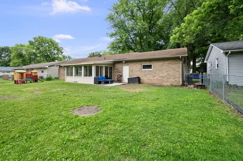 437 26TH Avenue East Moline IL 61244