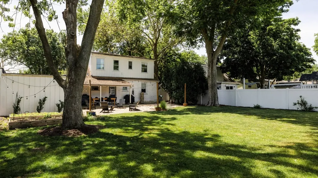 1907 East Indiana Street Wheaton IL 60187