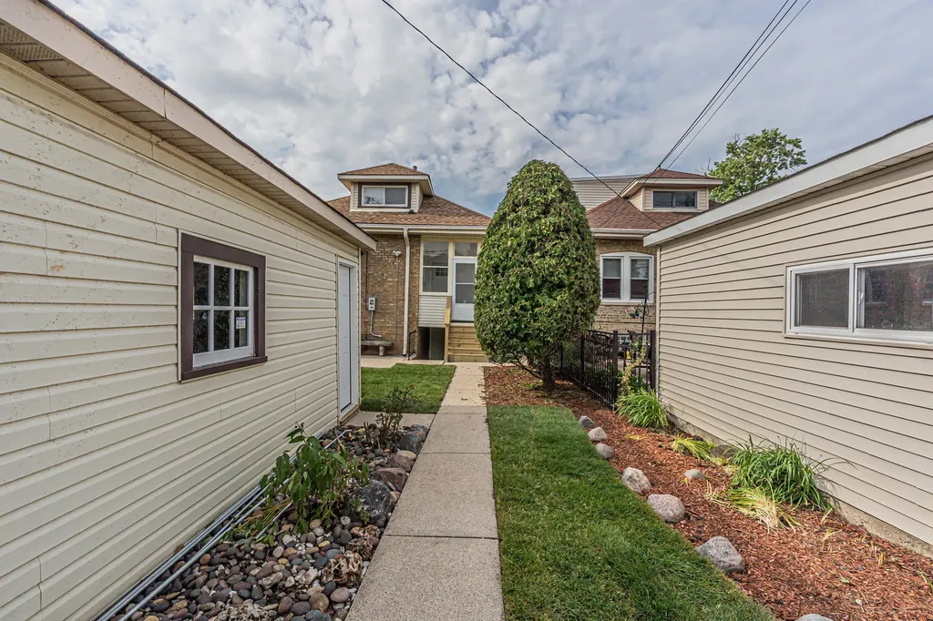 2539 West Morse Avenue Chicago IL 60645