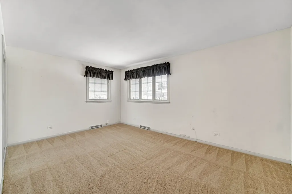 495 East Park Manor Court Elmhurst IL 60126