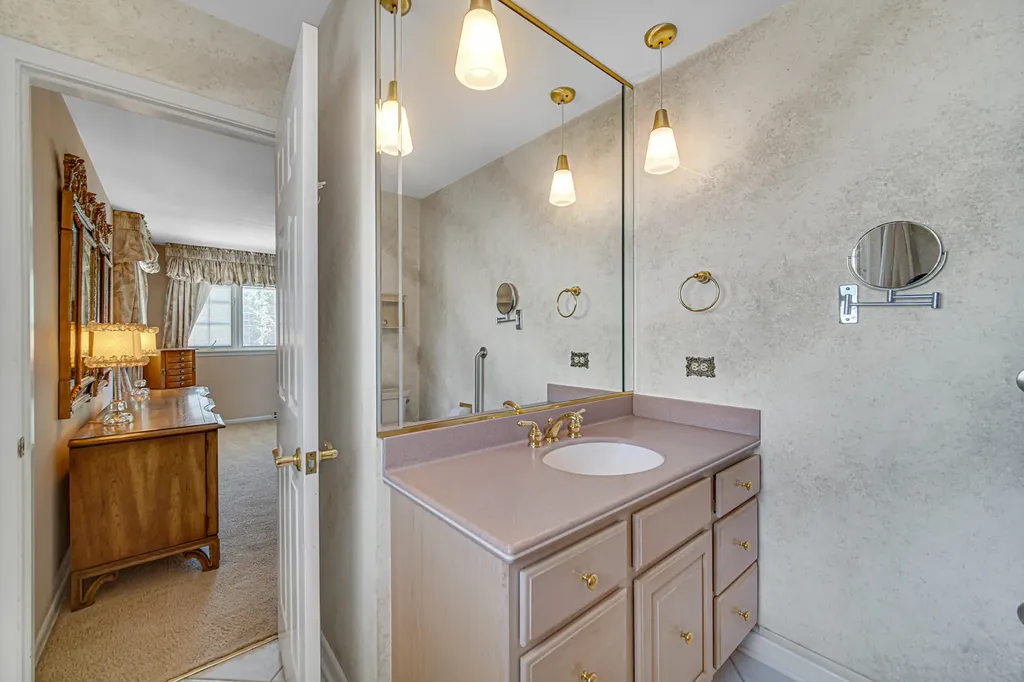 495 East Park Manor Court Elmhurst IL 60126