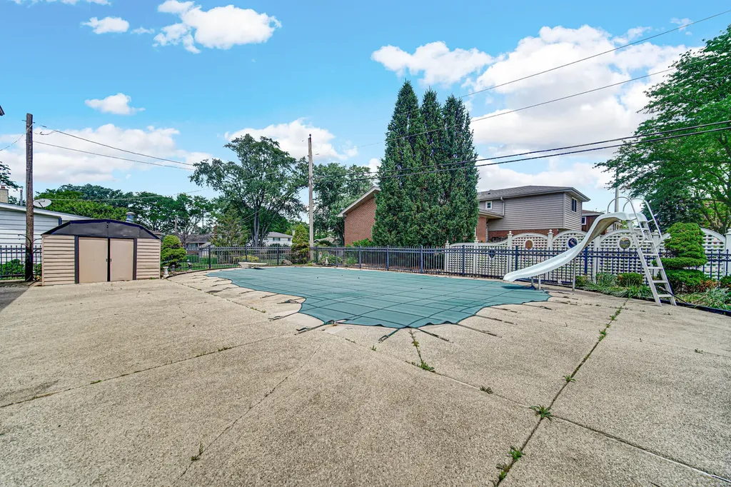 495 East Park Manor Court Elmhurst IL 60126