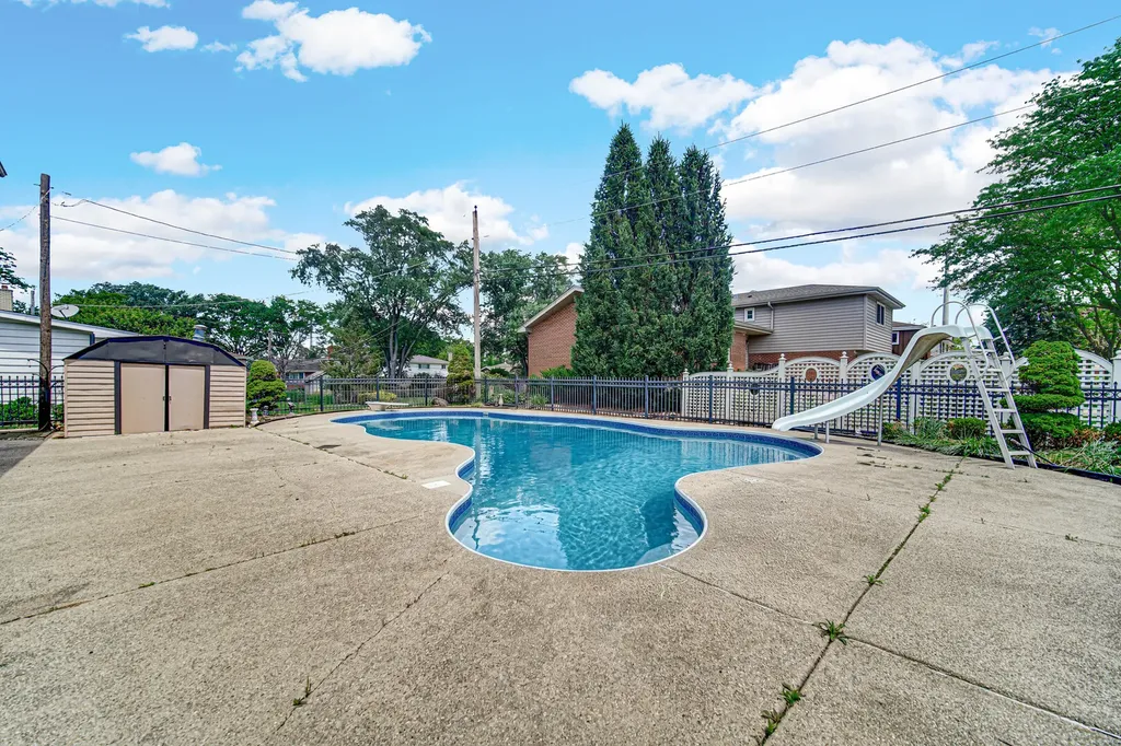 495 East Park Manor Court Elmhurst IL 60126