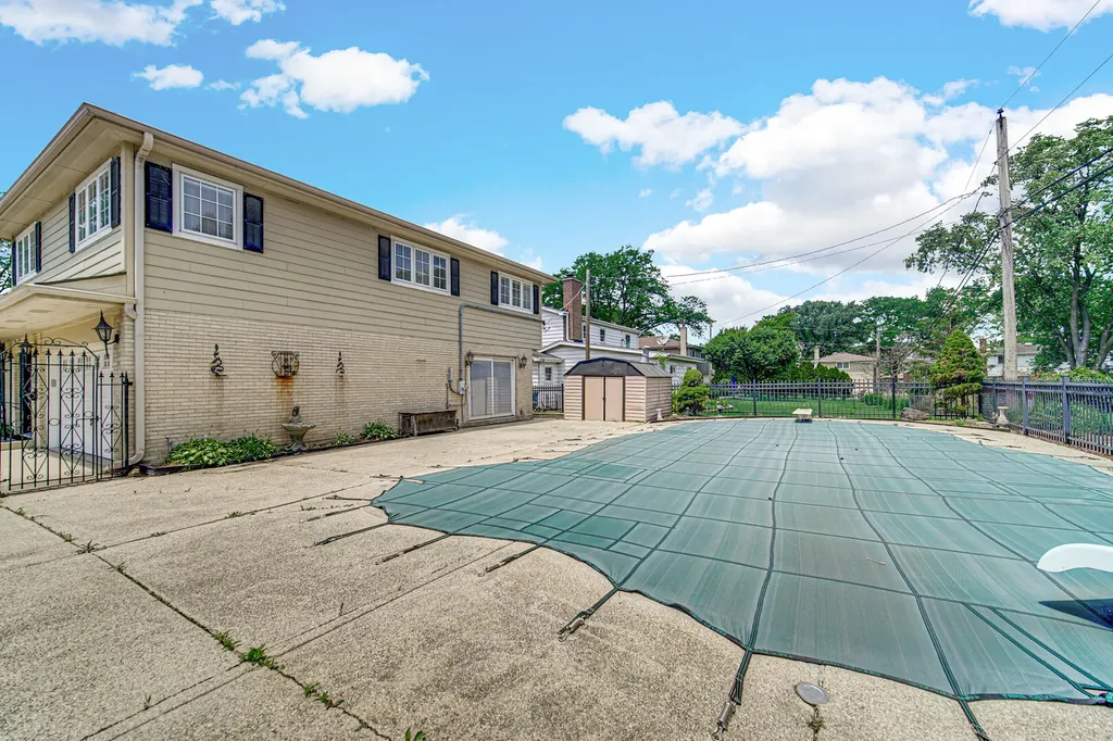 495 East Park Manor Court Elmhurst IL 60126