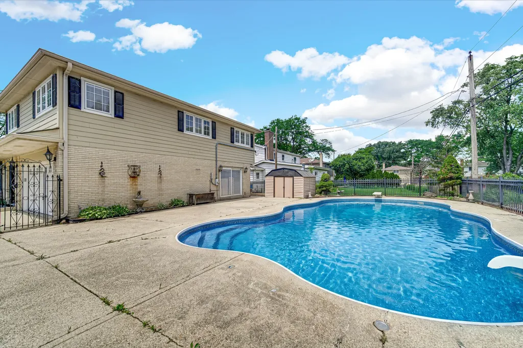 495 East Park Manor Court Elmhurst IL 60126