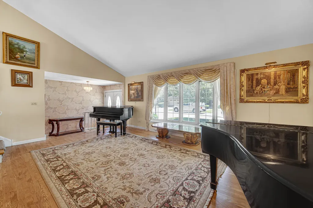 495 East Park Manor Court Elmhurst IL 60126