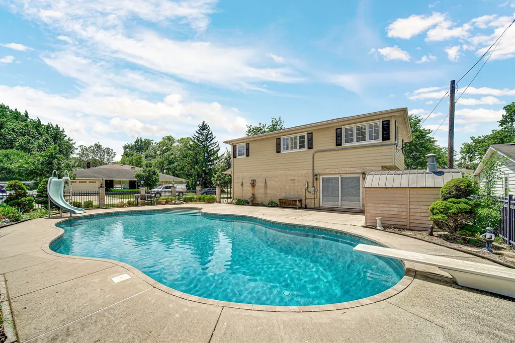 495 East Park Manor Court Elmhurst IL 60126