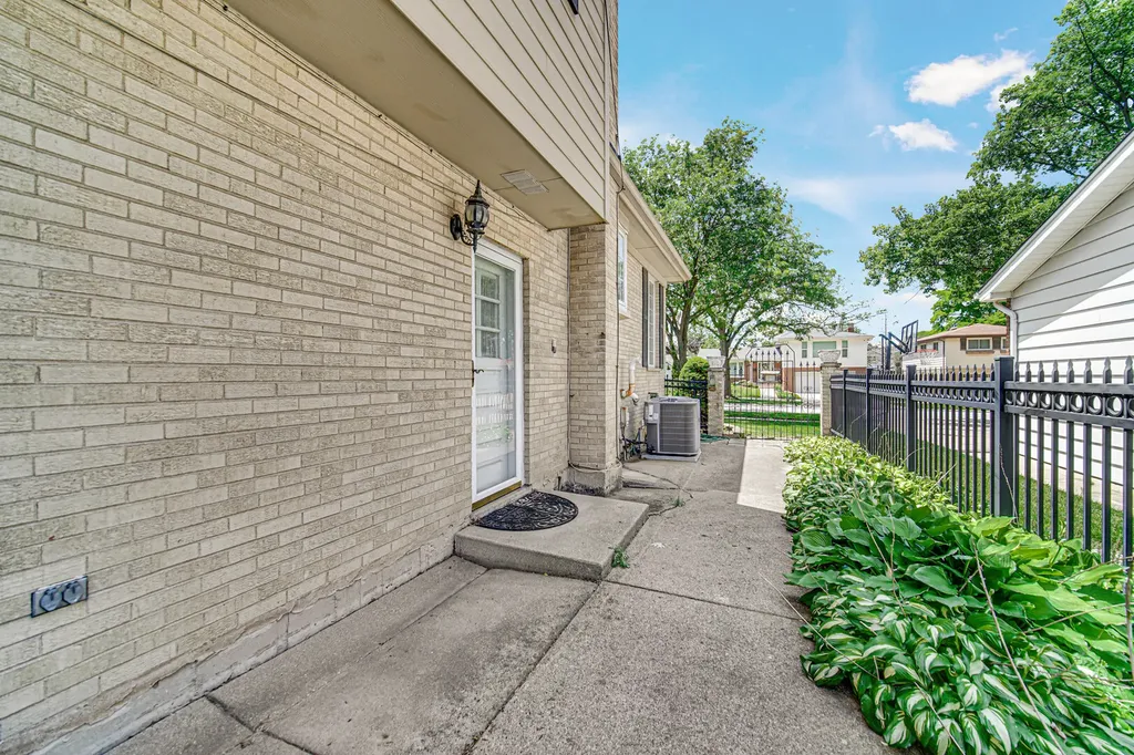 495 East Park Manor Court Elmhurst IL 60126