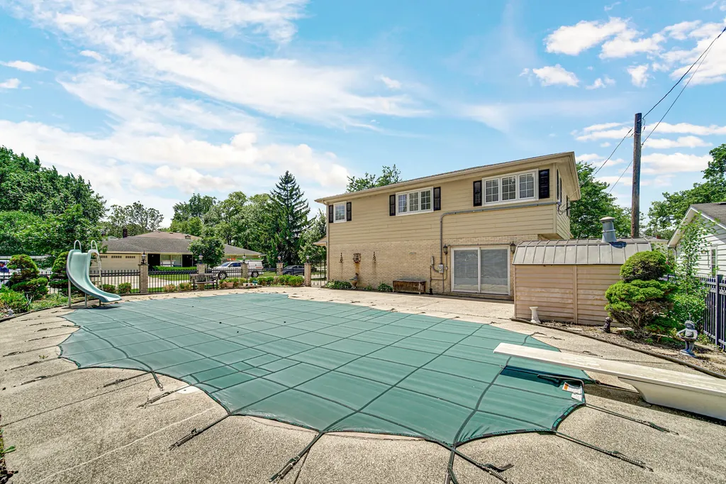 495 East Park Manor Court Elmhurst IL 60126