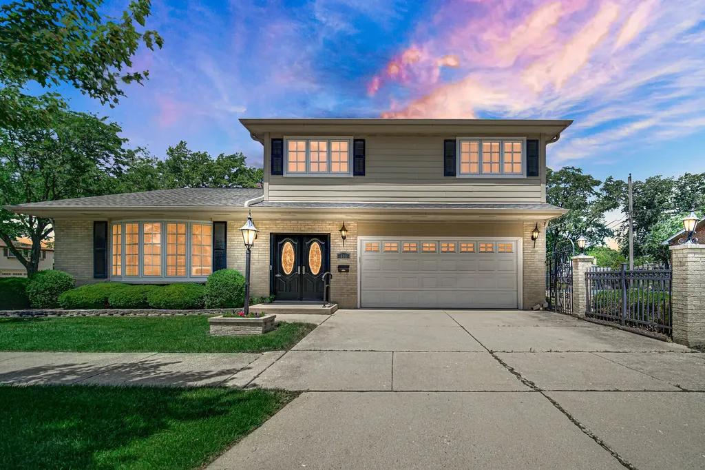 495 East Park Manor Court Elmhurst IL 60126
