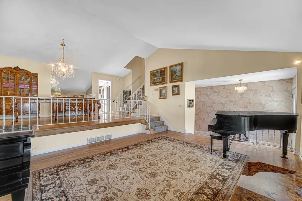 495 East Park Manor Court Elmhurst IL 60126