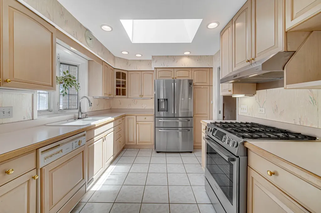 495 East Park Manor Court Elmhurst IL 60126