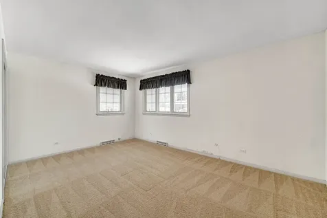 495 East Park Manor Court Elmhurst IL 60126