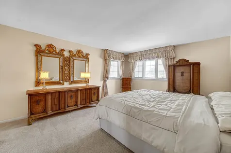 495 East Park Manor Court Elmhurst IL 60126