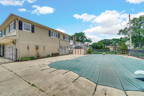 495 East Park Manor Court Elmhurst IL 60126