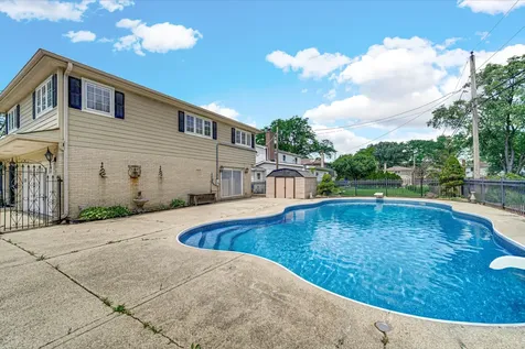 495 East Park Manor Court Elmhurst IL 60126