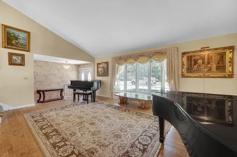 495 East Park Manor Court Elmhurst IL 60126
