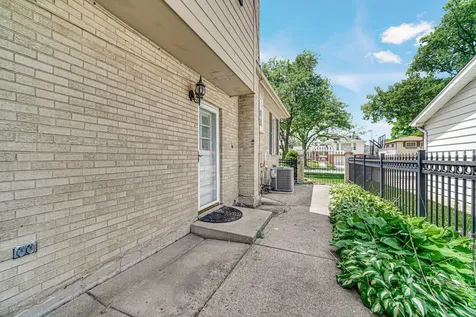 495 East Park Manor Court Elmhurst IL 60126