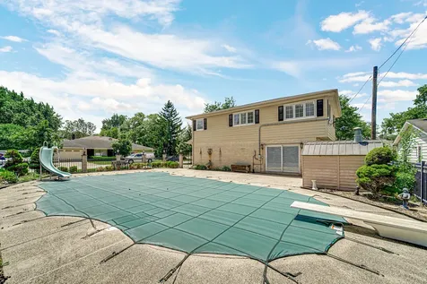 495 East Park Manor Court Elmhurst IL 60126