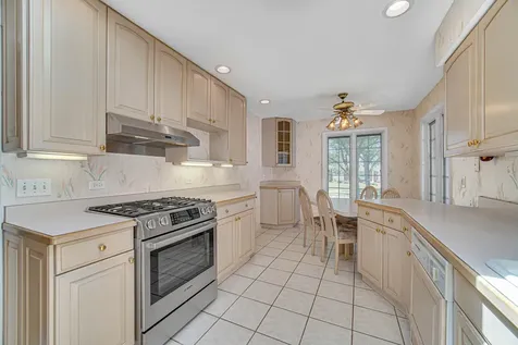 495 East Park Manor Court Elmhurst IL 60126