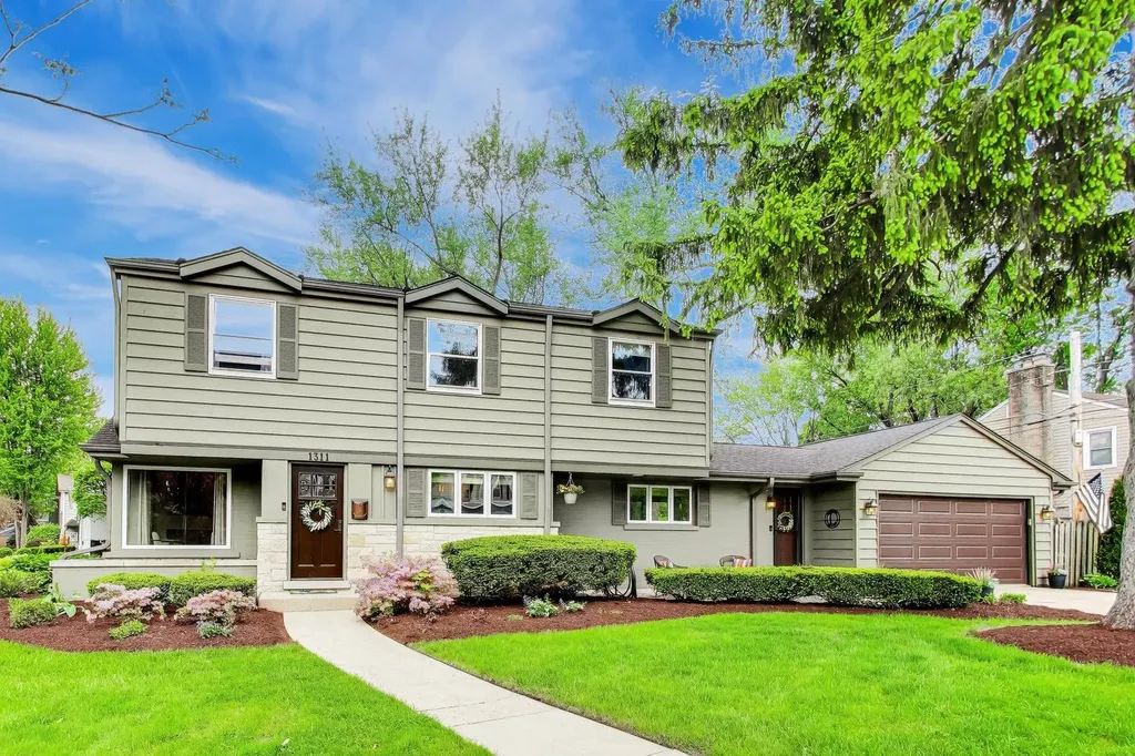 1311 East Woodford Place Arlington Heights IL 60004