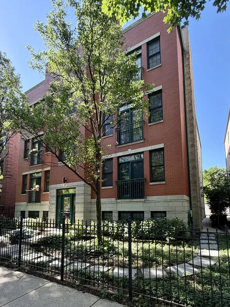 917 West Lakeside Place Chicago IL 60640