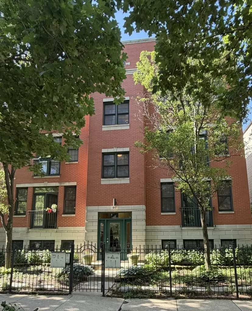 917 West Lakeside Place Chicago IL 60640