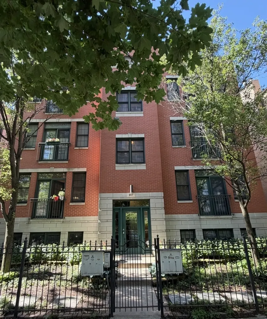 917 West Lakeside Place Chicago IL 60640