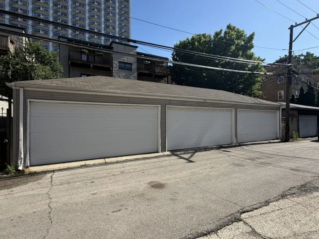 917 West Lakeside Place Chicago IL 60640