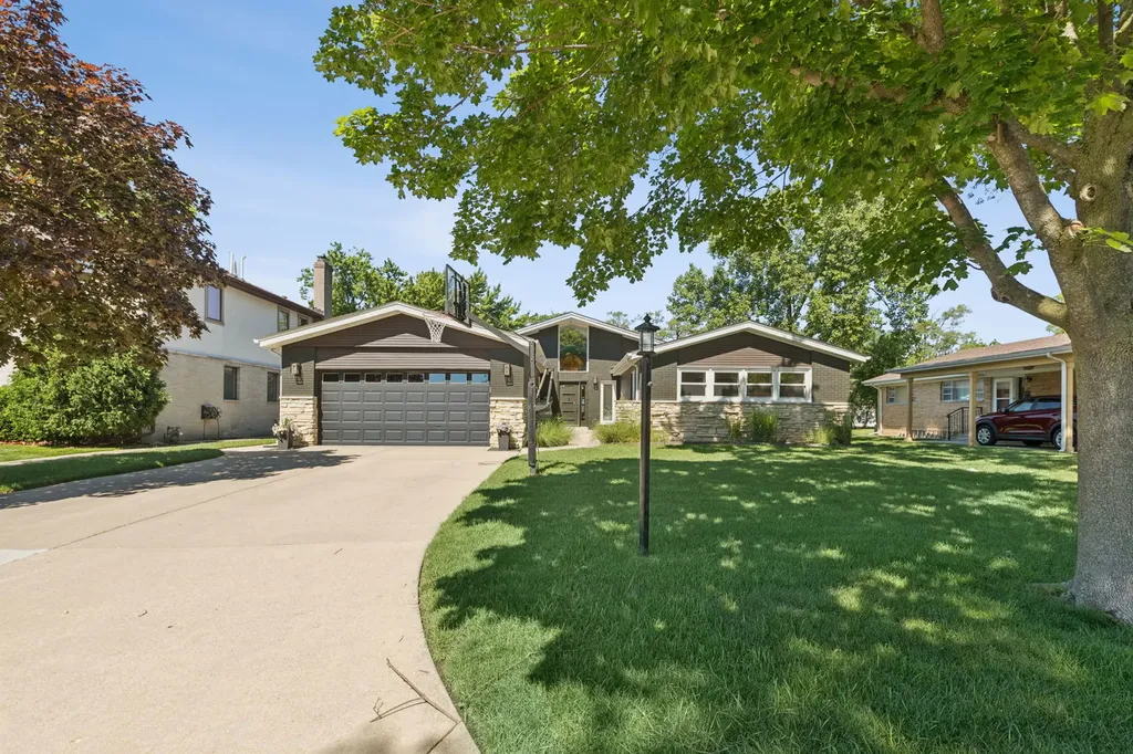 9424 Tripp Avenue Skokie IL 60076