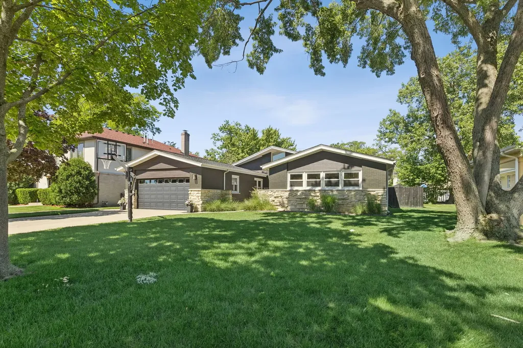 9424 Tripp Avenue Skokie IL 60076