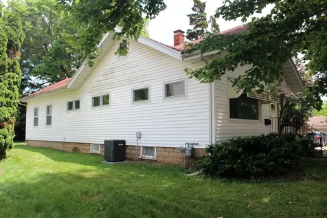 426 South Clinton Street Clinton IL 61727