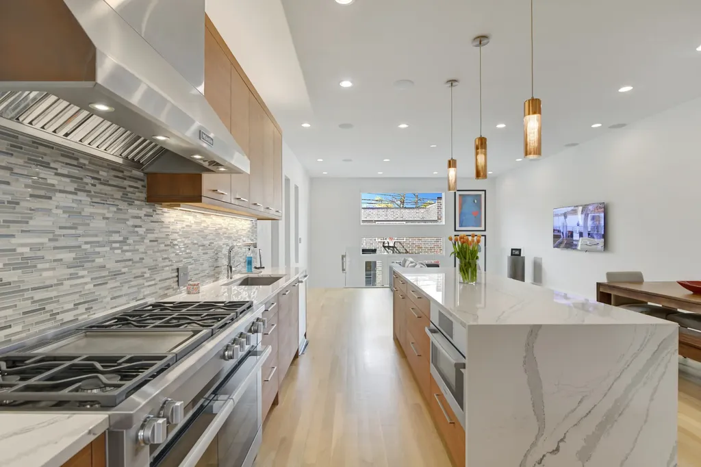 3012 North Hoyne Avenue Chicago IL 60618