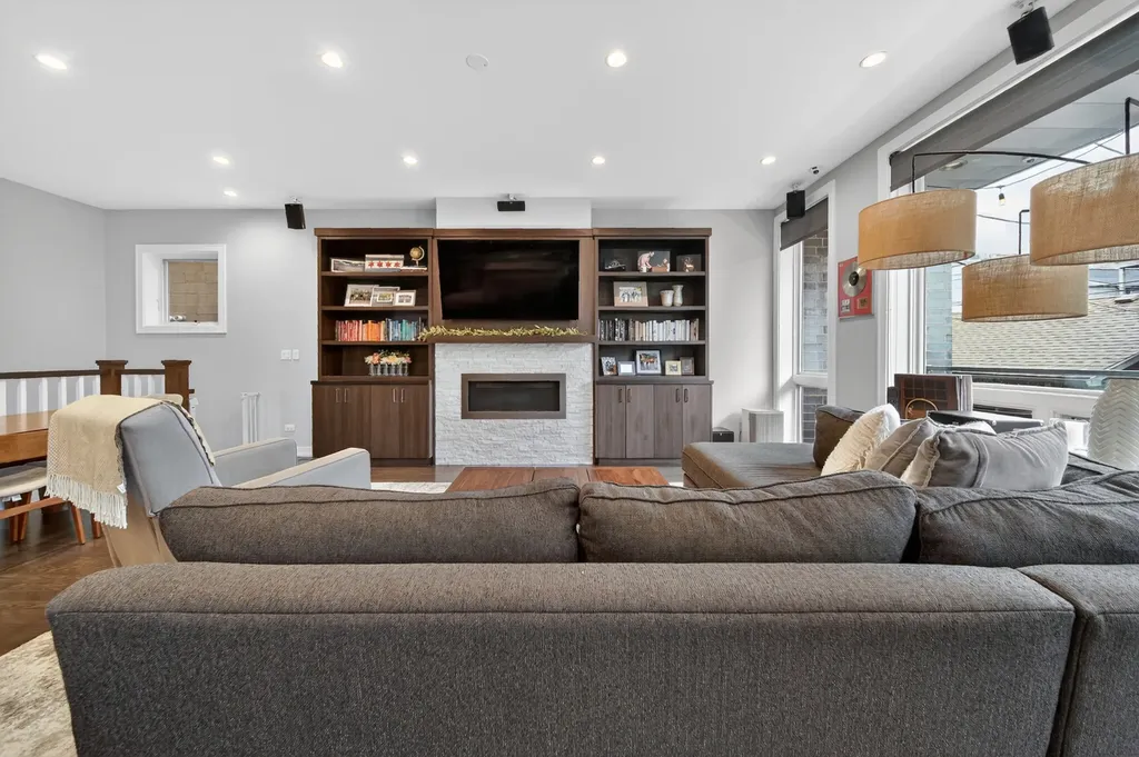 1751 West Roscoe Street Chicago IL 60657