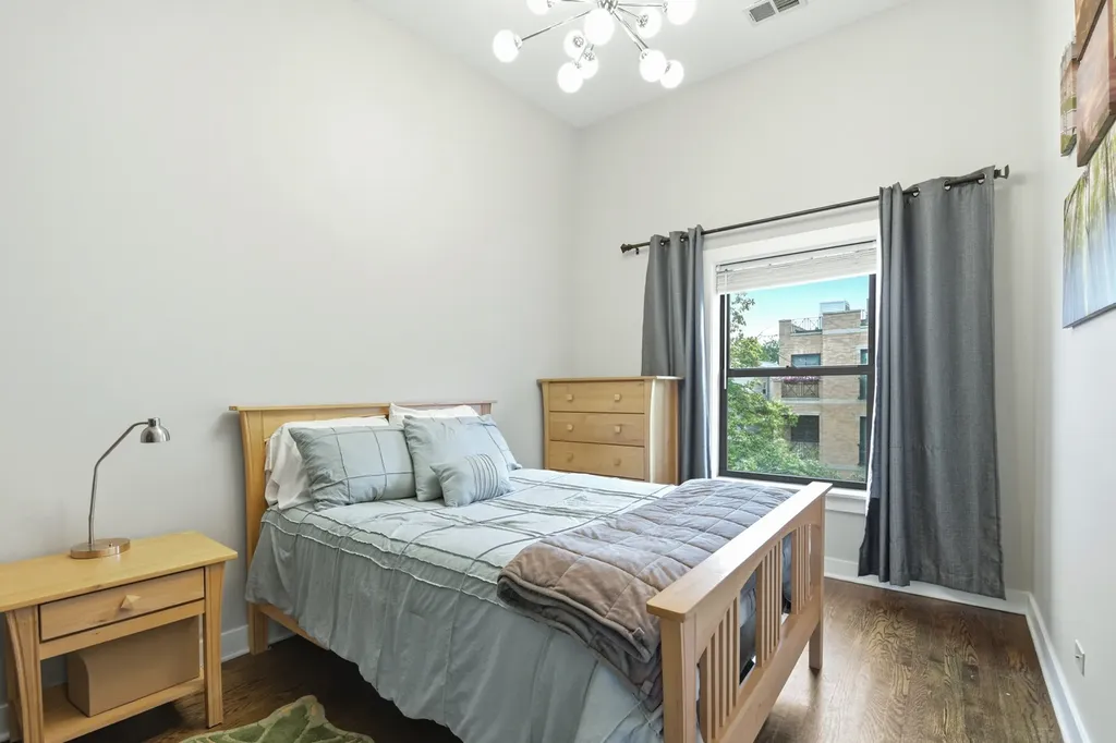 1510 West Roscoe Street Chicago IL 60657