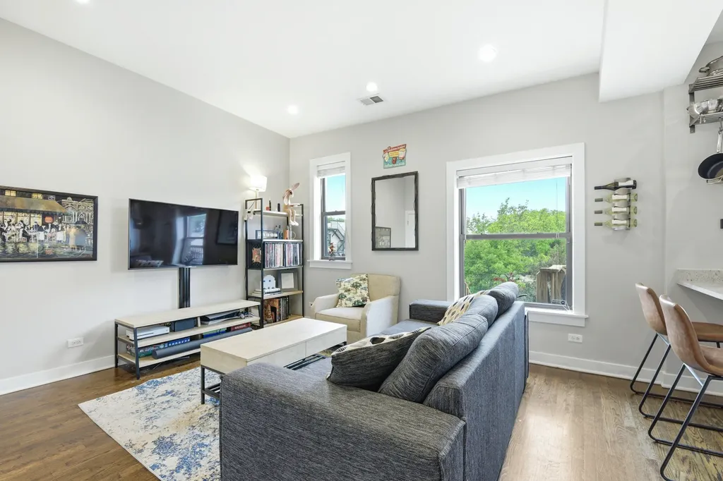 1510 West Roscoe Street Chicago IL 60657