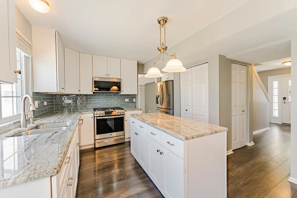 1371 East Braymore Circle Naperville IL 60564
