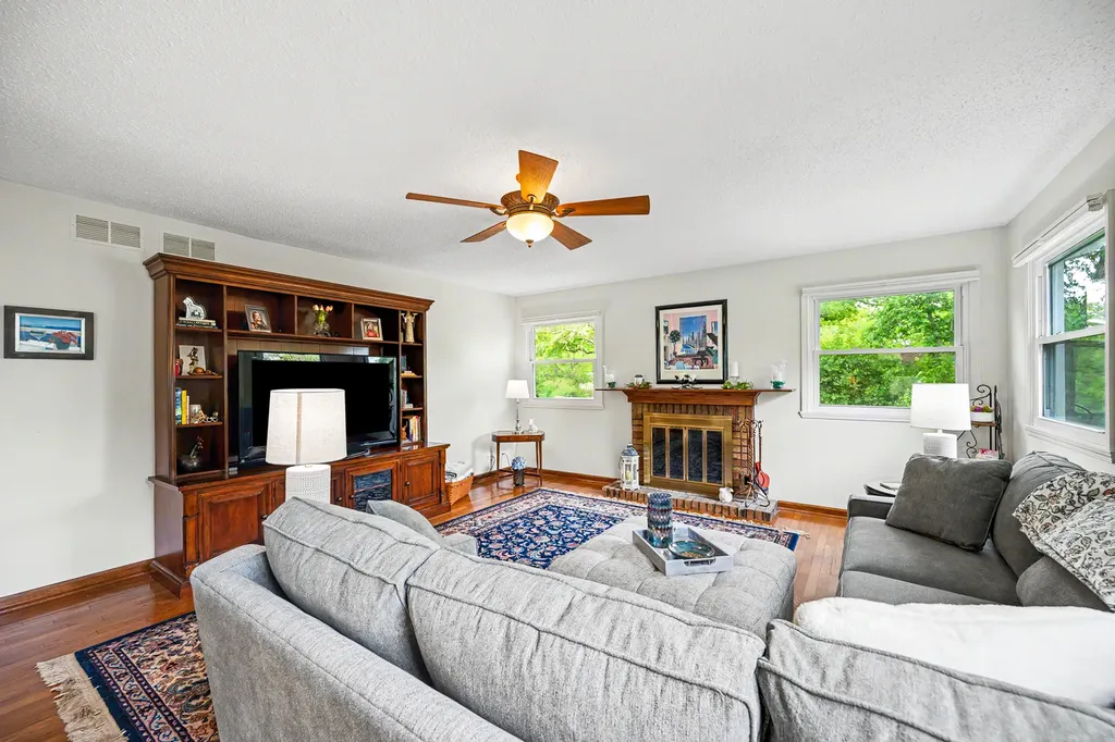23W311 Edgewood Court Glen Ellyn IL 60137