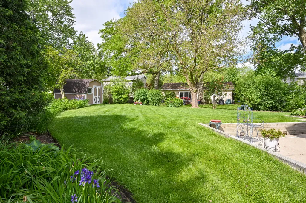 23W311 Edgewood Court Glen Ellyn IL 60137
