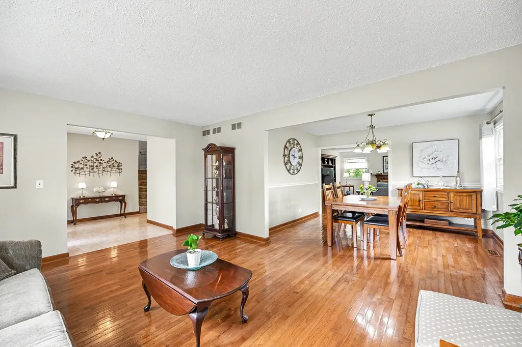23W311 Edgewood Court Glen Ellyn IL 60137