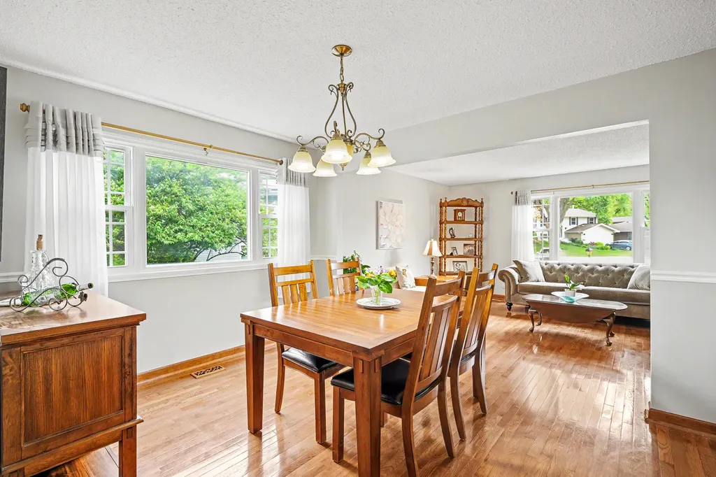 23W311 Edgewood Court Glen Ellyn IL 60137