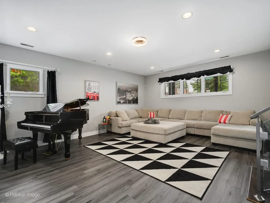 3559 West Montrose Avenue Chicago IL 60618