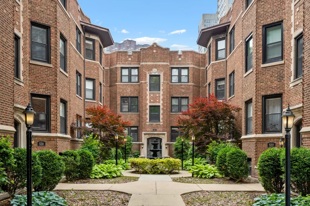 524 West Cornelia Avenue Chicago IL 60657