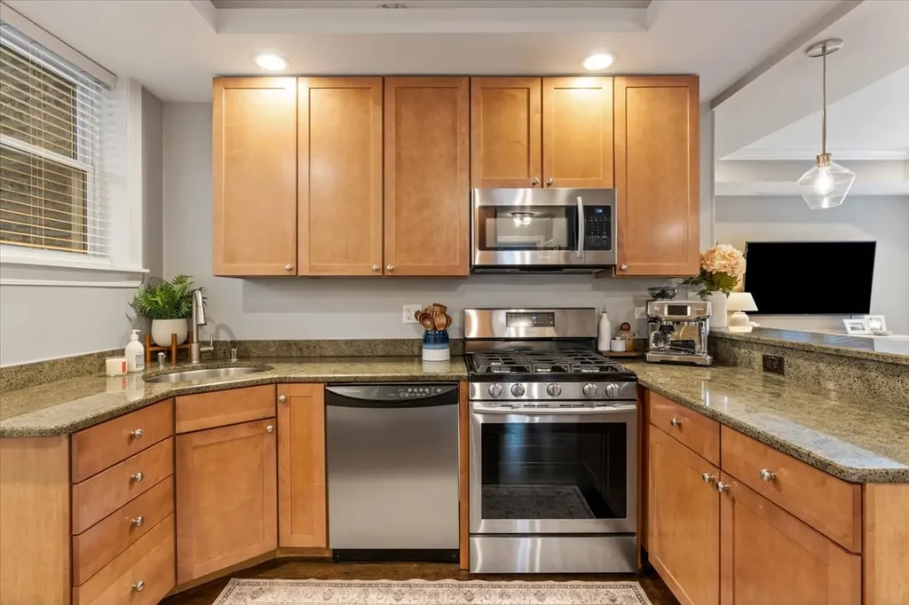 524 West Cornelia Avenue Chicago IL 60657