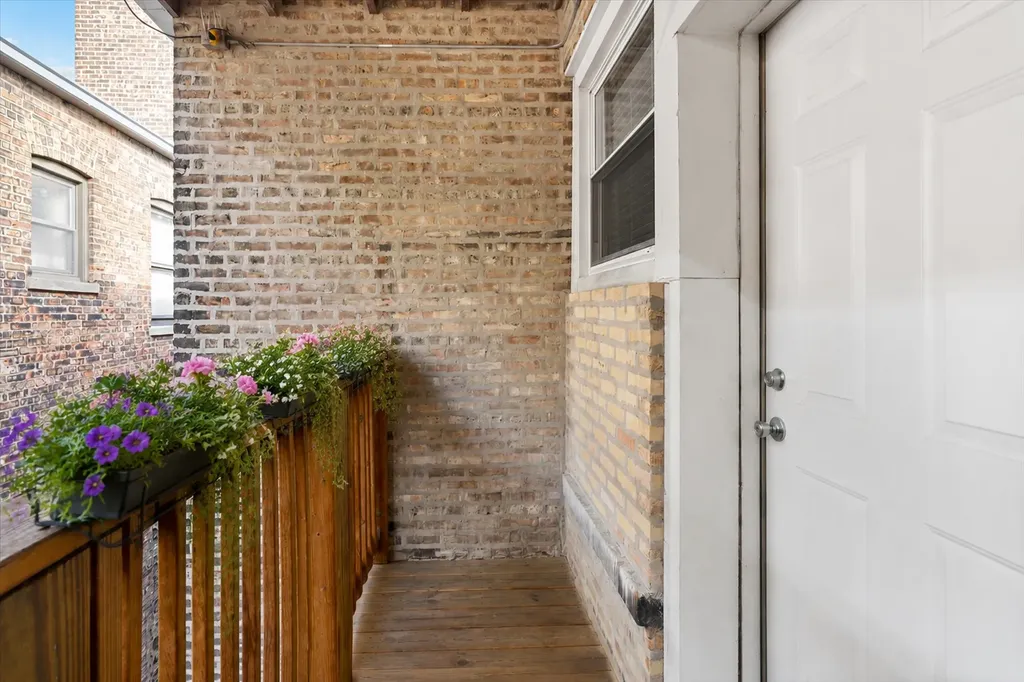 524 West Cornelia Avenue Chicago IL 60657