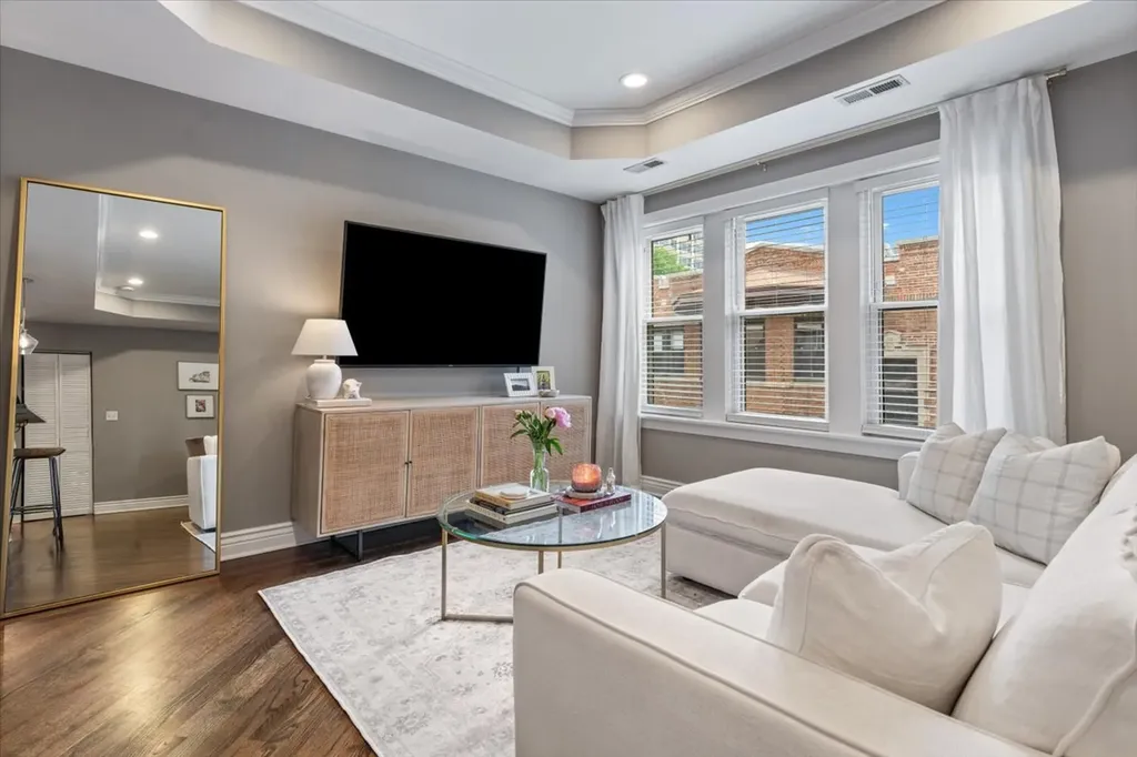 524 West Cornelia Avenue Chicago IL 60657