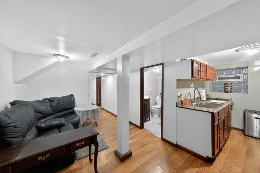 5438 West Melrose Street Chicago IL 60641