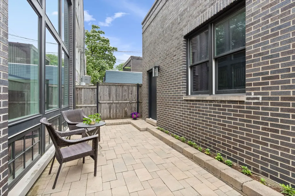 1306 West Byron Street Chicago IL 60613