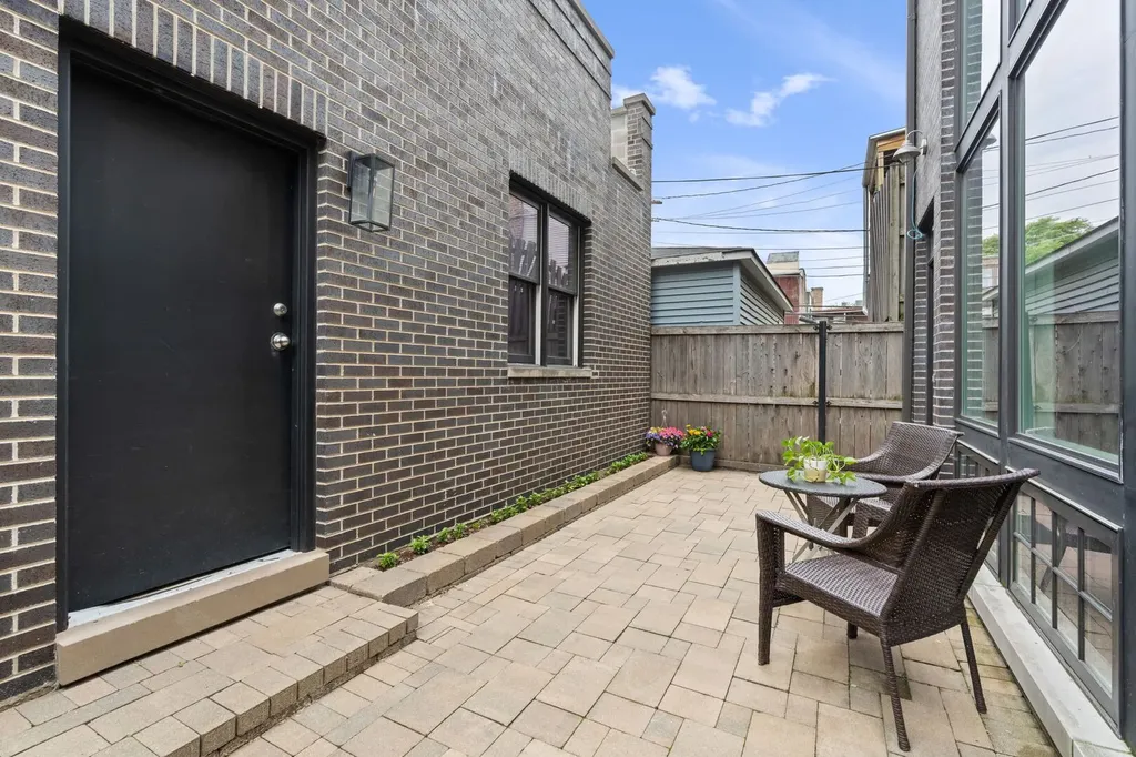 1306 West Byron Street Chicago IL 60613