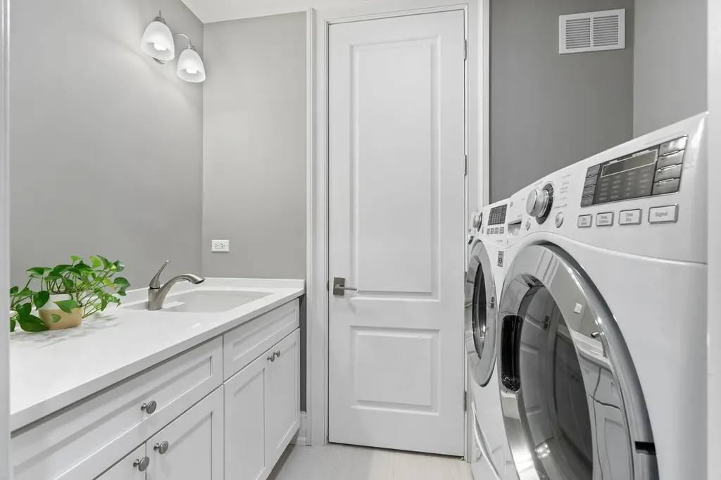 1306 West Byron Street Chicago IL 60613